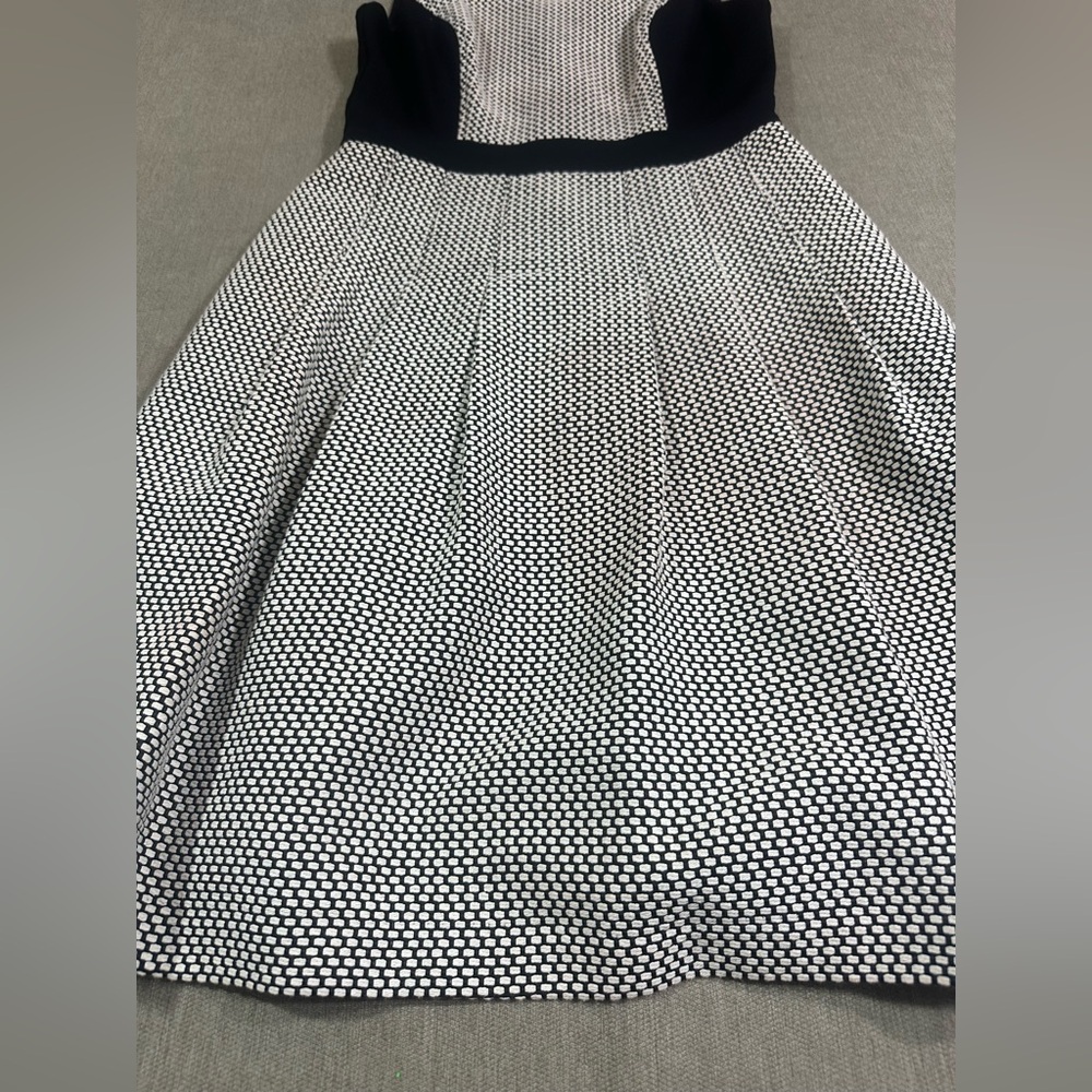 White House Black Market Black and Cream with Pockets Size 2 - Picture 3 of 10